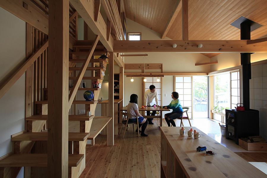 家族の笑顔が集まる薪ストーブのあるリビングなら埼玉県本庄市の小林建設