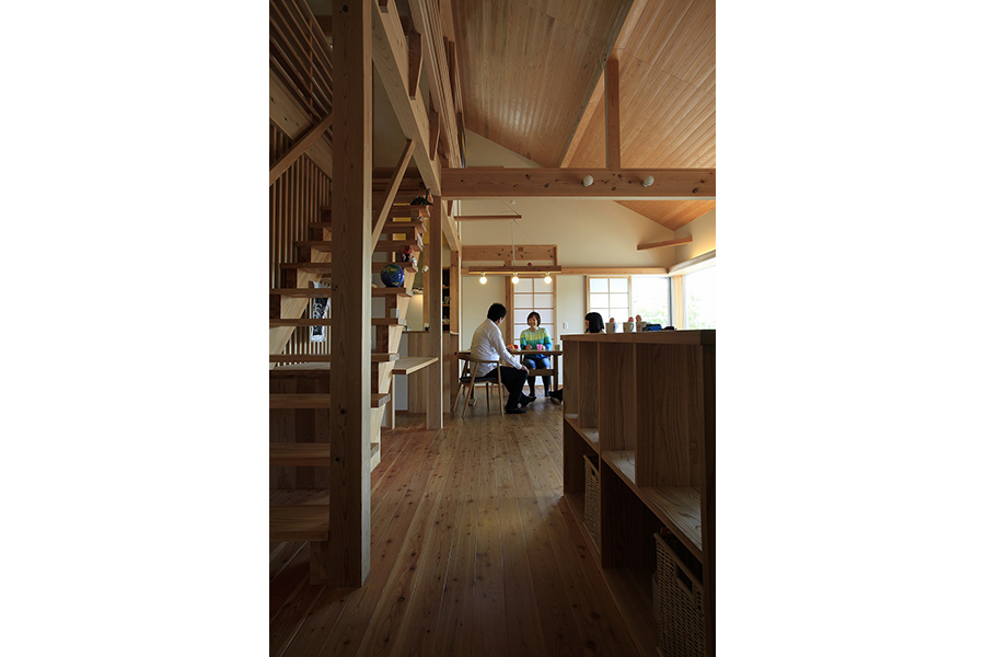 造作カウンター収納やデザイン性のある階段が主役の家を建てるなら埼玉県本庄市の小林建設