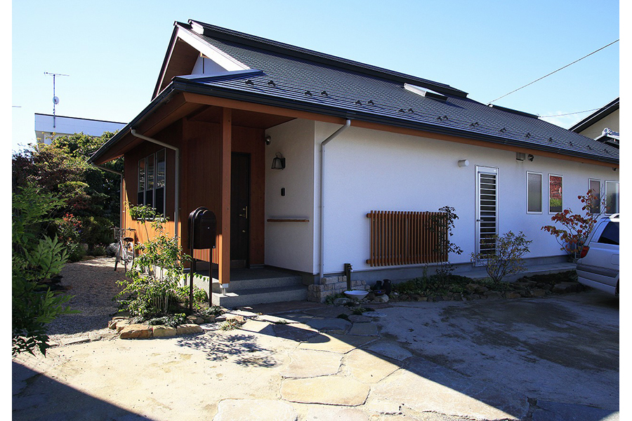 玄関側から見ると、平屋のようなお住まいに見えるデザイン住宅なら埼玉県本庄市の小林建設