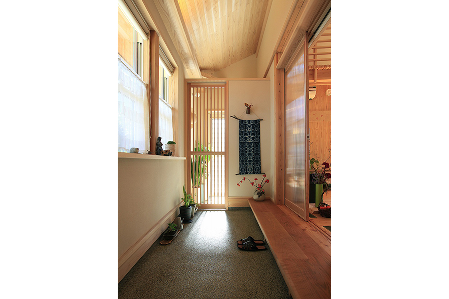 式台にオニグルミを使用した南北に抜けられる明るい土間玄関なら埼玉県本庄市の小林建設