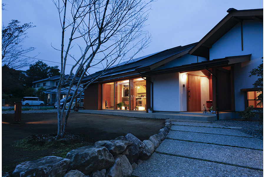 家族の帰りを待っているようなやさしい光が灯る家なら埼玉県本庄市の小林建設