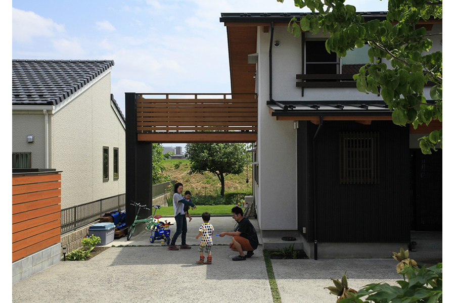 家の横に設置した広めなバルコニーがあるあたたかい木の家を建てるなら埼玉県本庄市の小林建設