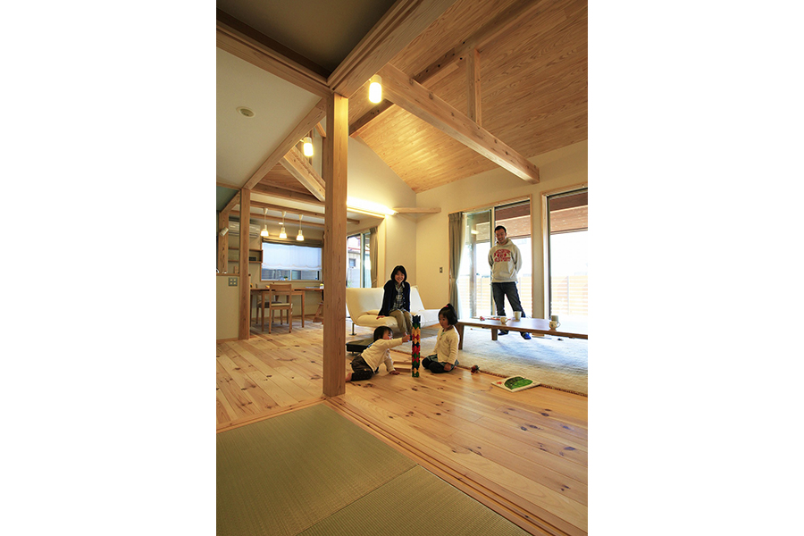 和室も開放して一緒に使える吹き抜けで、大空間リビングなら埼玉県本庄市の小林建設