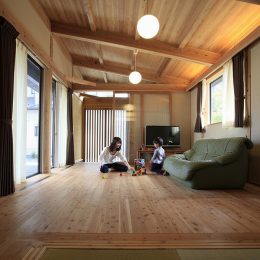 緩い屋根勾配がついた、リビング空間のある木の家なら埼玉県本庄市の小林建設