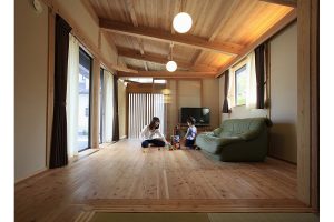 緩い屋根勾配がついた、リビング空間のある木の家なら埼玉県本庄市の小林建設