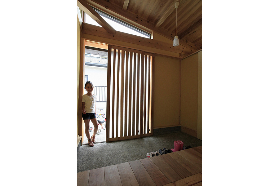 光がやさしく差し込む手づくりの木製引戸がある玄関なら埼玉県本庄市の小林建設