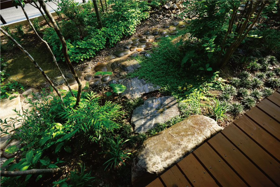 様々な種類の木が植えられた、日本庭園のようなお庭なら埼玉県本庄市の小林建設