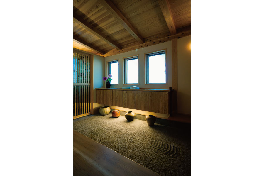 豆砂利の中にポイントで瓦を入れた豆砂利洗い出しの玄関なら埼玉県本庄市の小林建設
