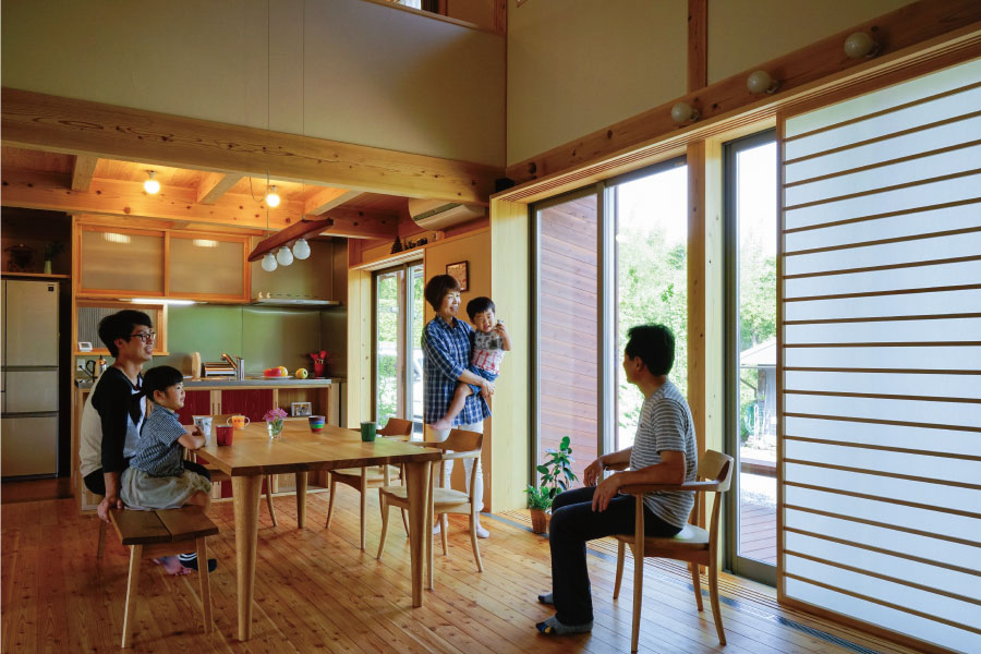 窓にデザイン性のある障子を入れたリビング空間なら埼玉県本庄市の小林建設