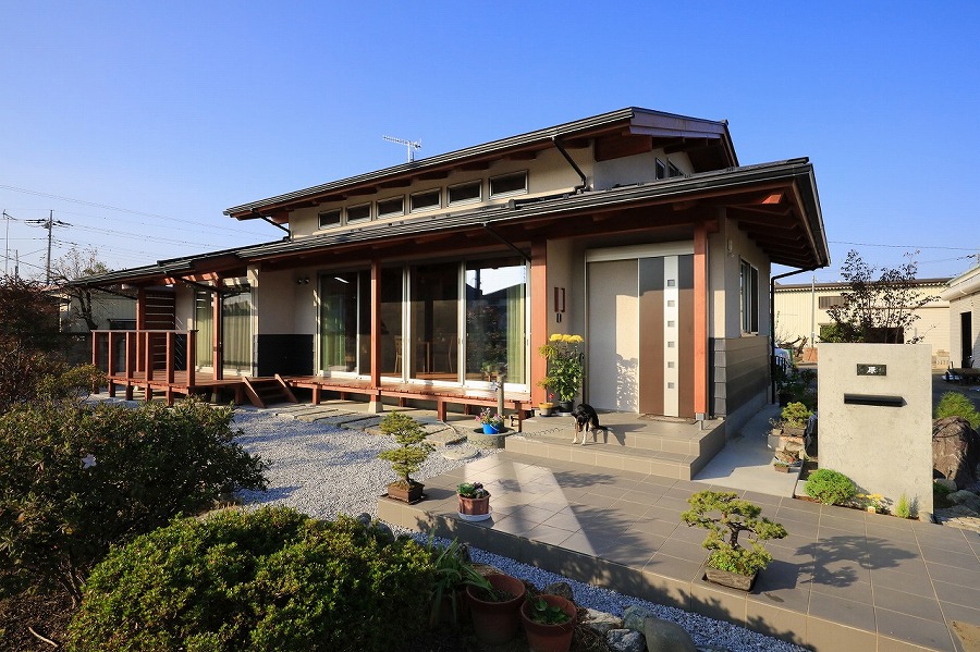 腰壁のある和モダンな外観の二階建ての家を建てるなら埼玉県本庄市の小林建設