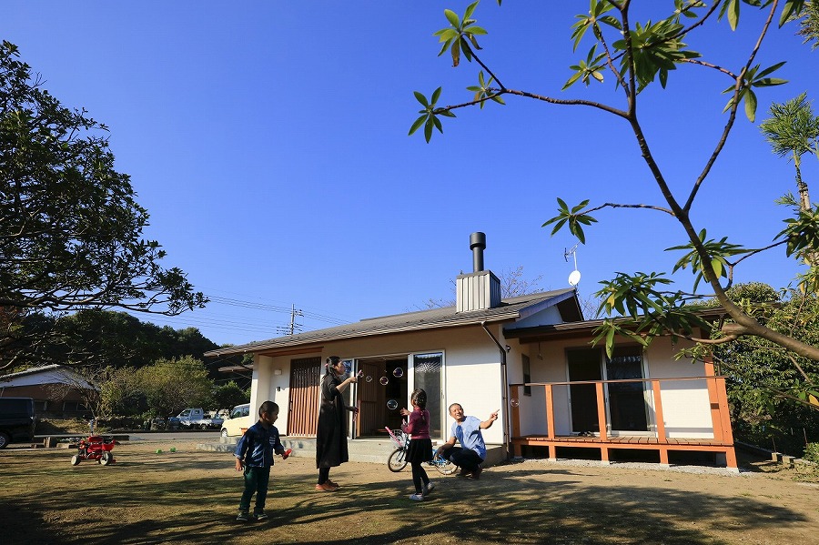 土間に設けた大きな窓でお庭とつながる平屋なら埼玉県本庄市の小林建設