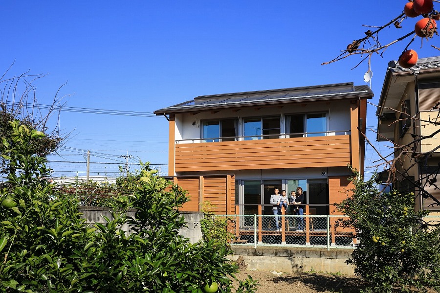 南側に間口を大きく設けた二階建の木の家なら埼玉県本庄市の小林建設