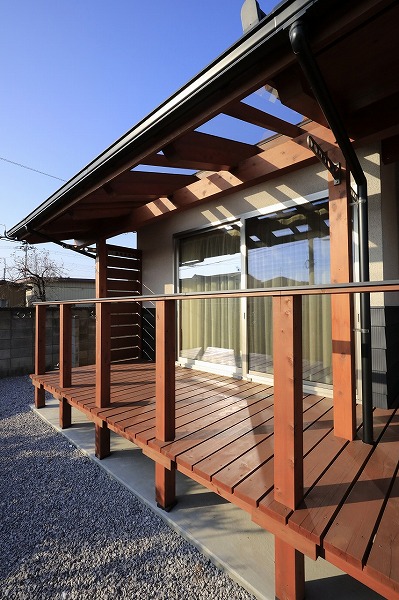 ガラス屋根で日当たりも抜群で布団干しがついたデッキなら埼玉県本庄市の小林建設