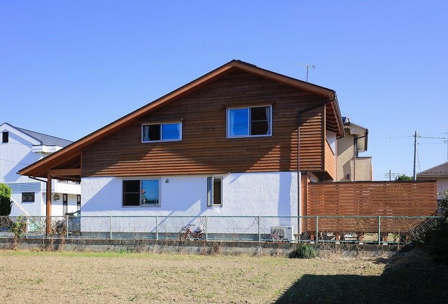 ２階部分が板張りの、大屋根のかっこいい木の家なら埼玉県本庄市の小林建設