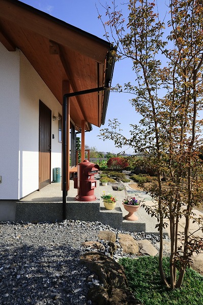 屋根を低くし、デザインにこだわった玄関がある家なら埼玉県本庄市の小林建設