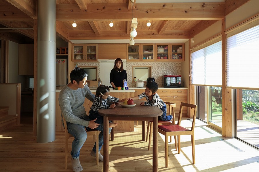 家族との対話を楽しみながらお料理できるアイランドキッチンなら埼玉県本庄市の小林建設