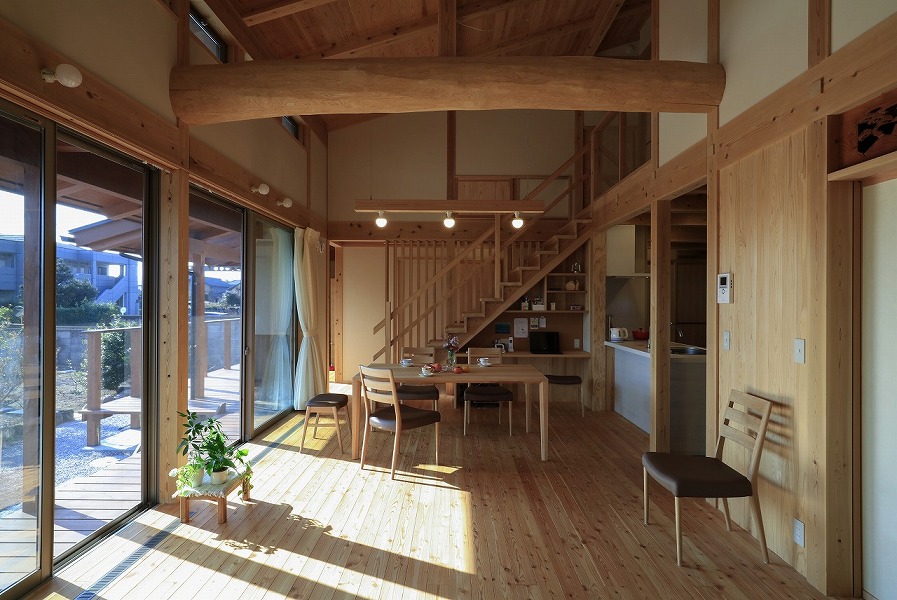 家事動線が考えられたキッチンを中心とした間取りのリビング空間なら埼玉県本庄市の小林建設
