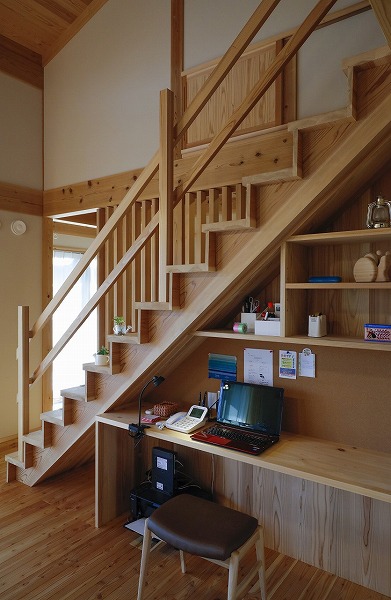 階段下のスペースを効率的に活用した家事スペースなら埼玉県本庄市の小林建設
