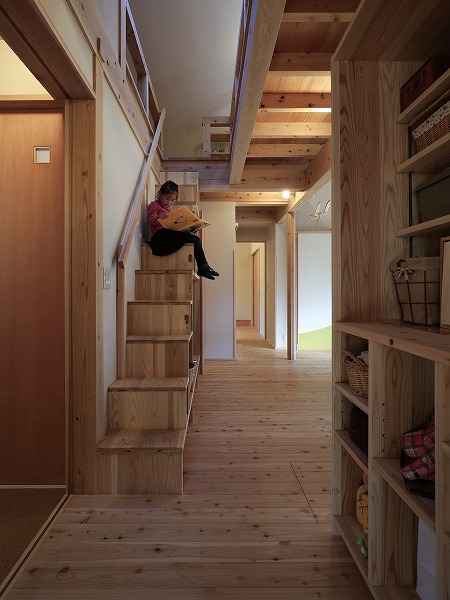 箱階段に腰かけてリラックスできる木の家なら埼玉県本庄市の小林建設