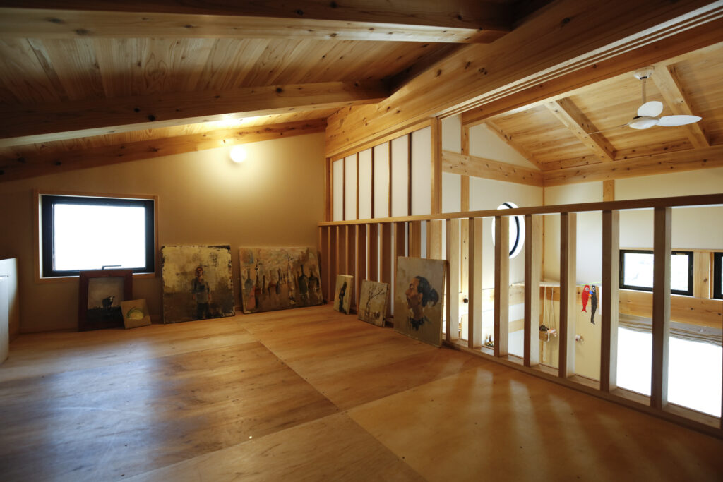陽の栖小林建設が埼玉県行田市に建てた新築注文住宅の完成見学会の小屋裏イメージ写真