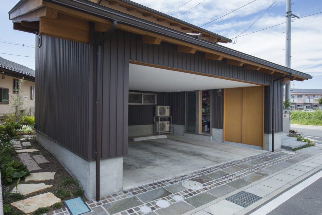 陽の栖・小林建設が群馬県伊勢崎市に建てた新築注文住宅の完成見学会のインナーガレージ内観イメージ写真
