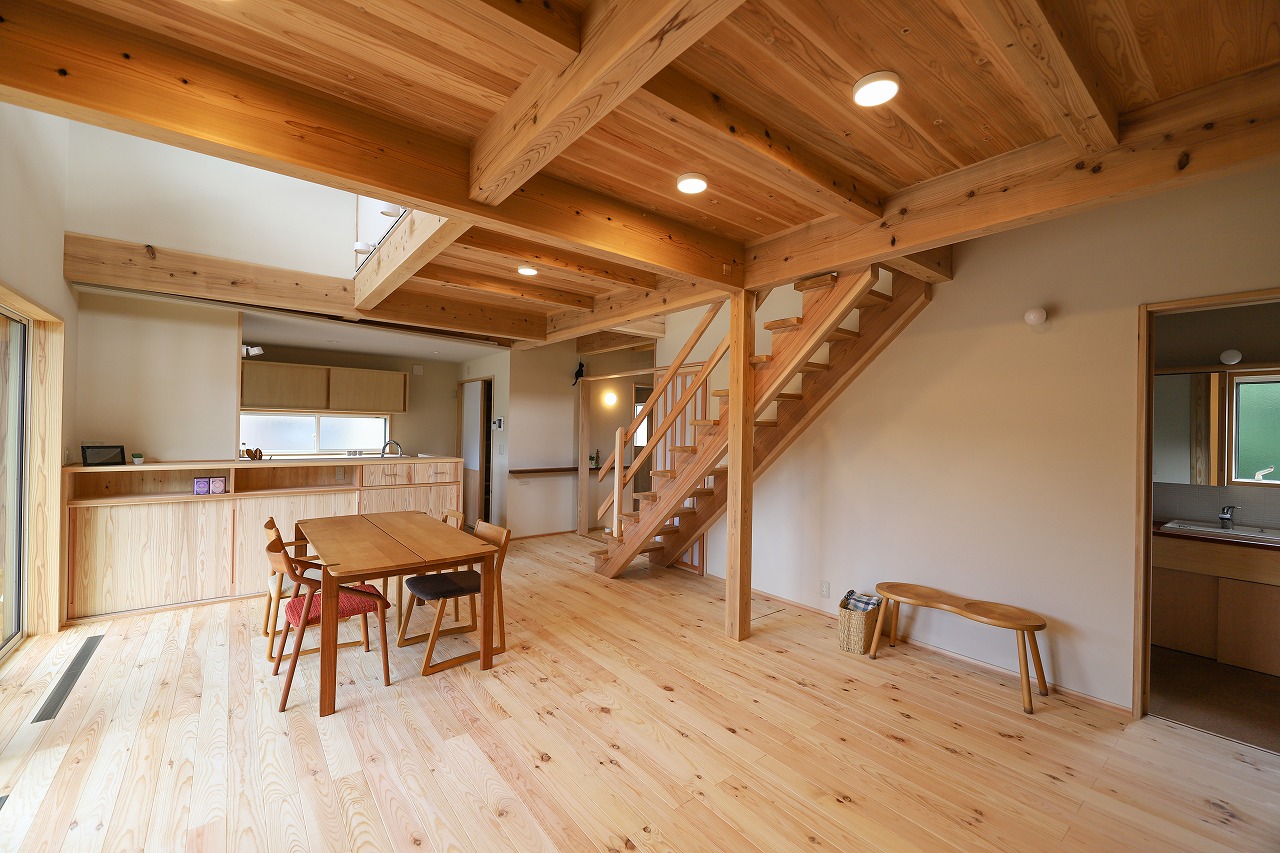 埼玉県秩父市で無垢板の床で家を建てるなら陽の栖