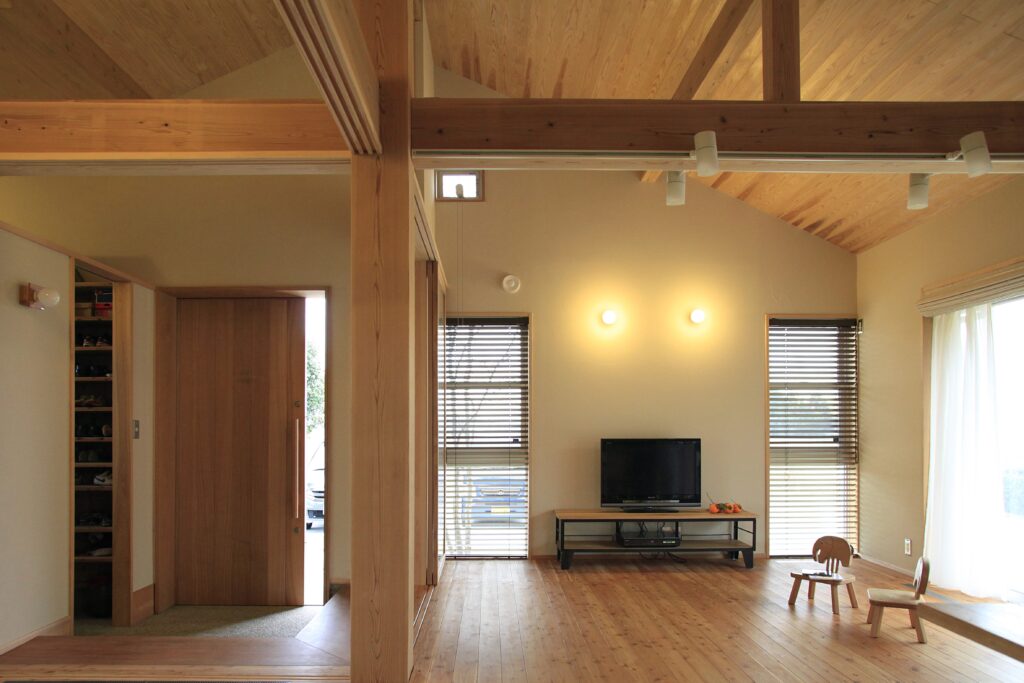 陽の栖小林建設が群馬県太田市新田嘉祢町に建てた新築注文住宅の玄関イメージ写真