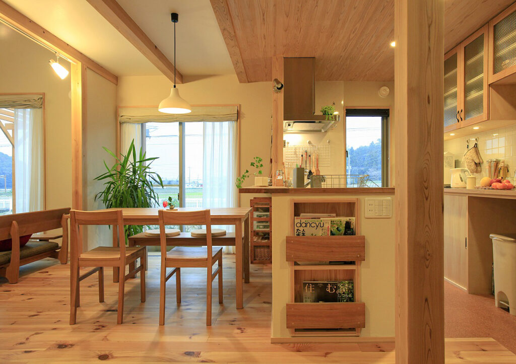 陽の栖小林建設が群馬県高崎市に建てた新築注文住宅のダイニングのイメージ写真