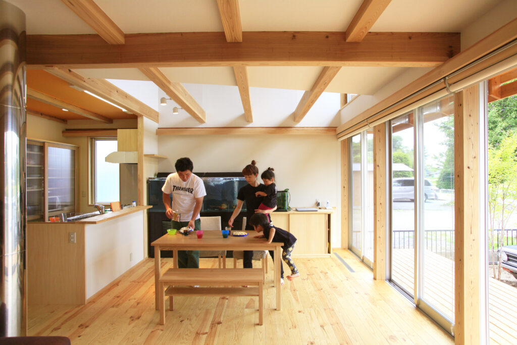 陽の栖小林建設が群馬県高崎市に建てた新築注文住宅のリビングのイメージ写真