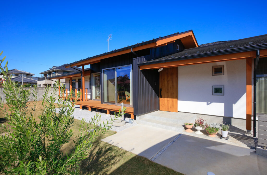 陽の栖小林建設が群馬県伊勢崎市に建てた新築注文住宅の完成見学会の外観イメージ写真
