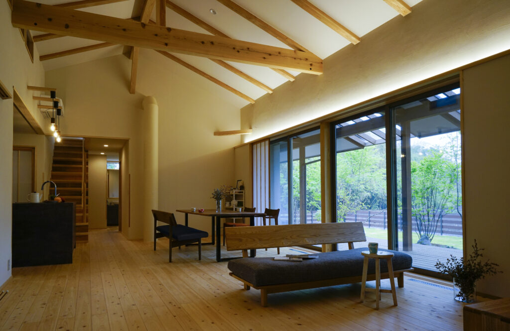 陽の栖小林建設が群馬県高崎市に建てた新築注文住宅のリビングのイメージ写真