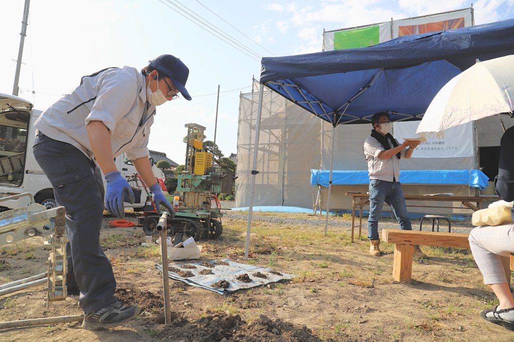 陽の栖小林建設が建てる新築注文住宅について工事中の家を体感する見学会の実際の写真（業者さんが説明中）