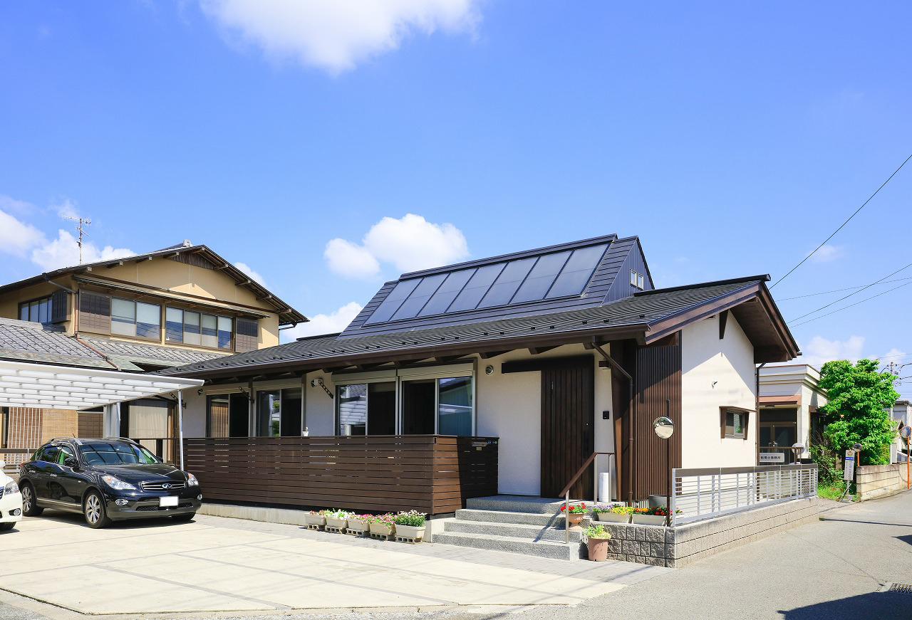 ハット型の屋根が印象的な平屋を建てるなら小林建設