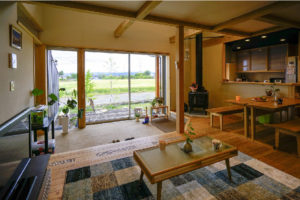 薪ストーブのある開放的なリビングダイニングなら小林建設