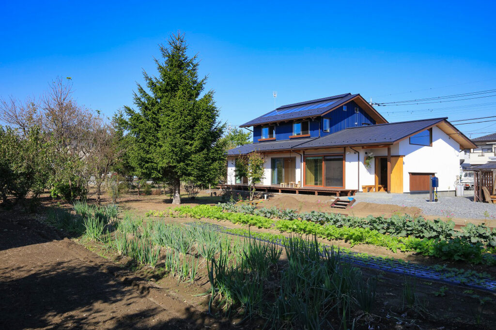 お庭と畑のバランスを意識したバランスの良い外観なら埼玉県本庄市の小林建設