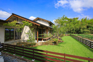 お庭と調和した美しい外観なら小林建設