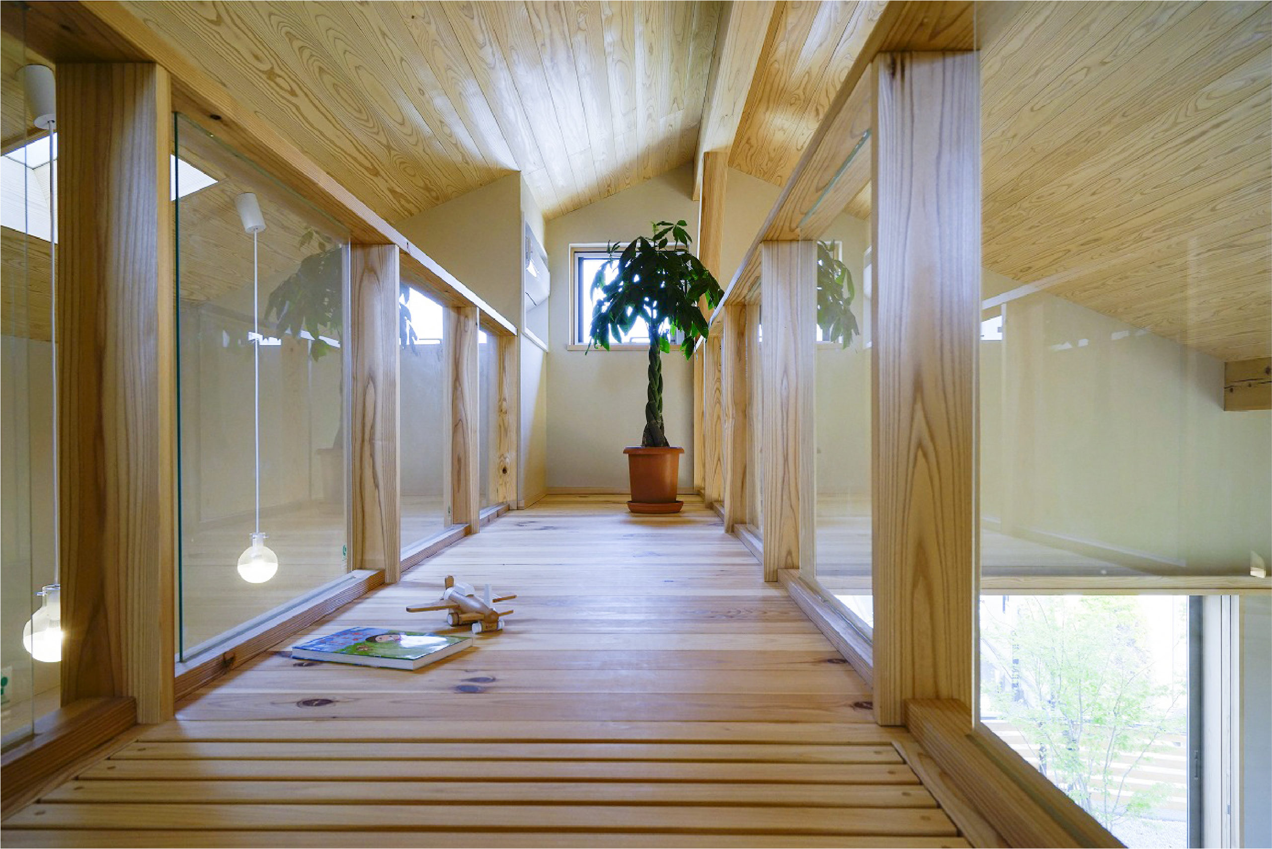 光を通すガラス手摺のある家を建てるなら埼玉県本庄市の小林建設