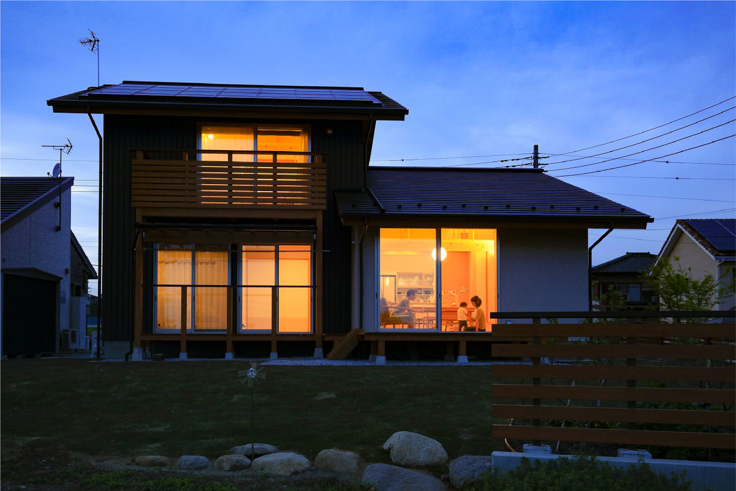 夜の外観は昼間とまた違った印象になるデザイン性のある家なら埼玉県本庄市の小林建設