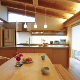 回遊性のある造作のアイランドキッチンなら埼玉県本庄市の小林建設