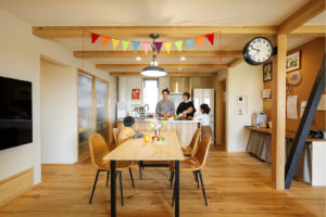 アイランドキッチンで開放的なダイニングで家族団らんなら埼玉県本庄市の小林建設