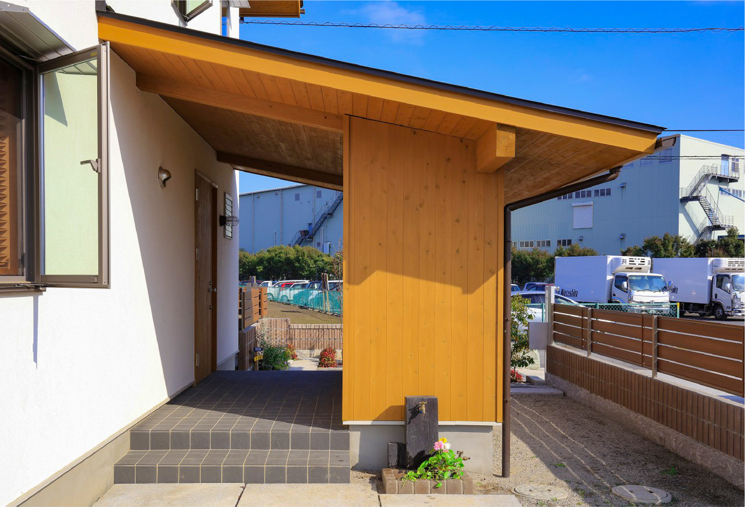 雨が降っても安心な外物置とつながる深い軒の玄関なら埼玉県本庄市の小林建設