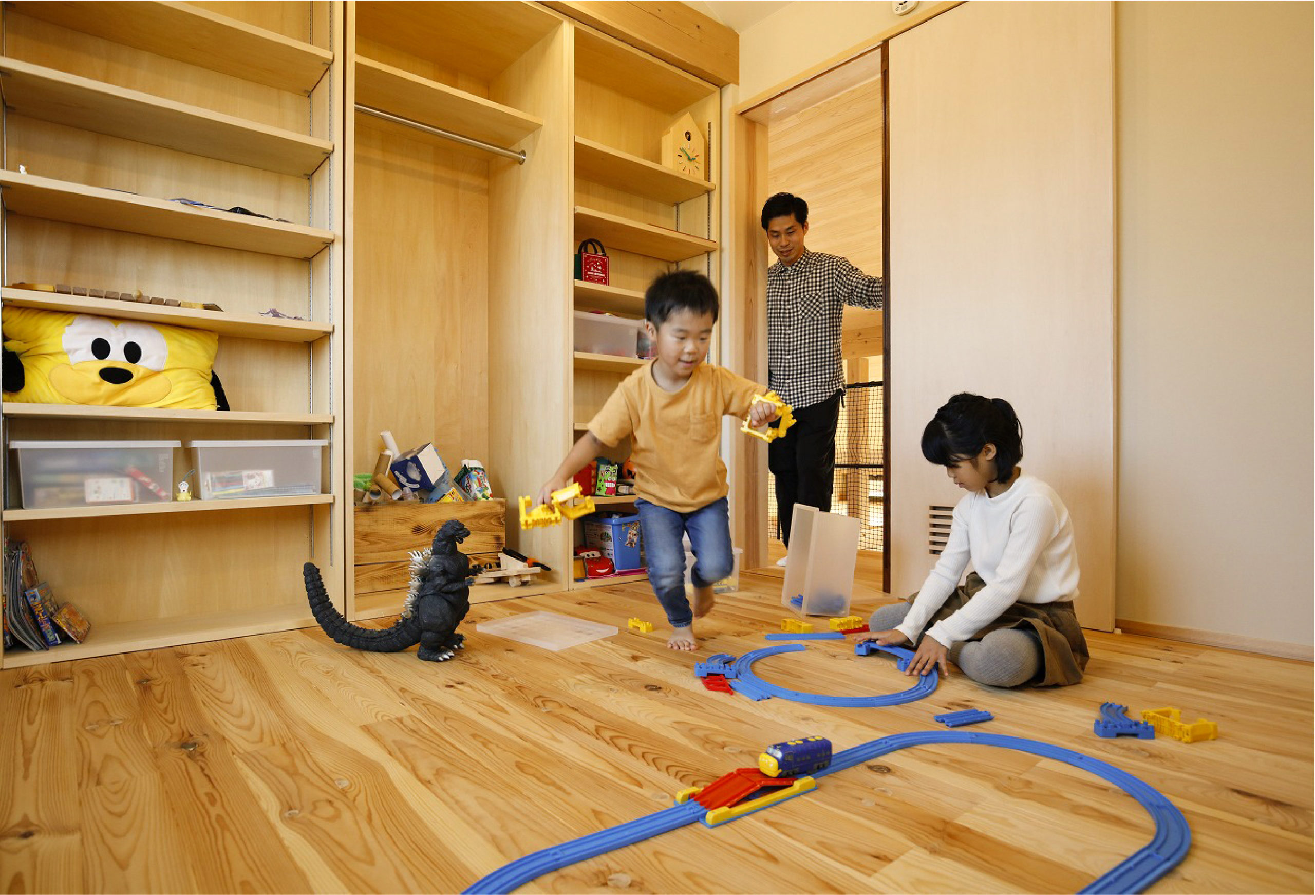 おもちゃがたくさん入る子どもたちの造作収納棚なら埼玉県本庄市の小林建設