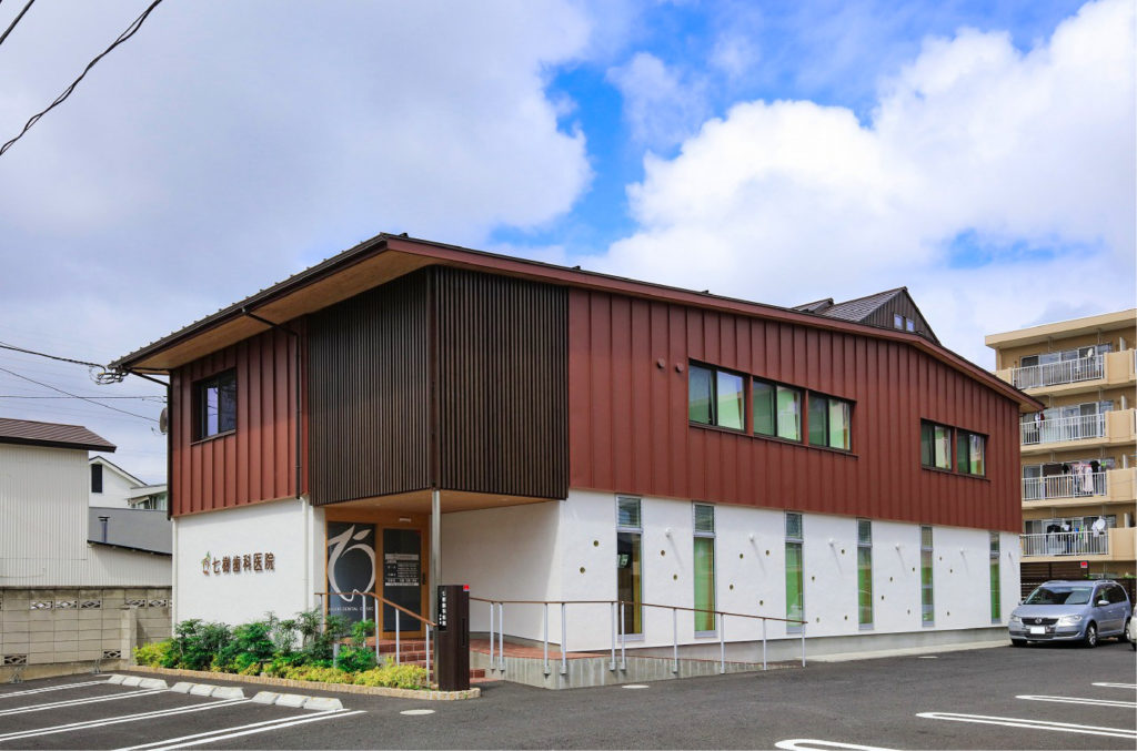 ハット型の屋根で南北に長い建物をデザインするなら埼玉県本庄市の小林建設