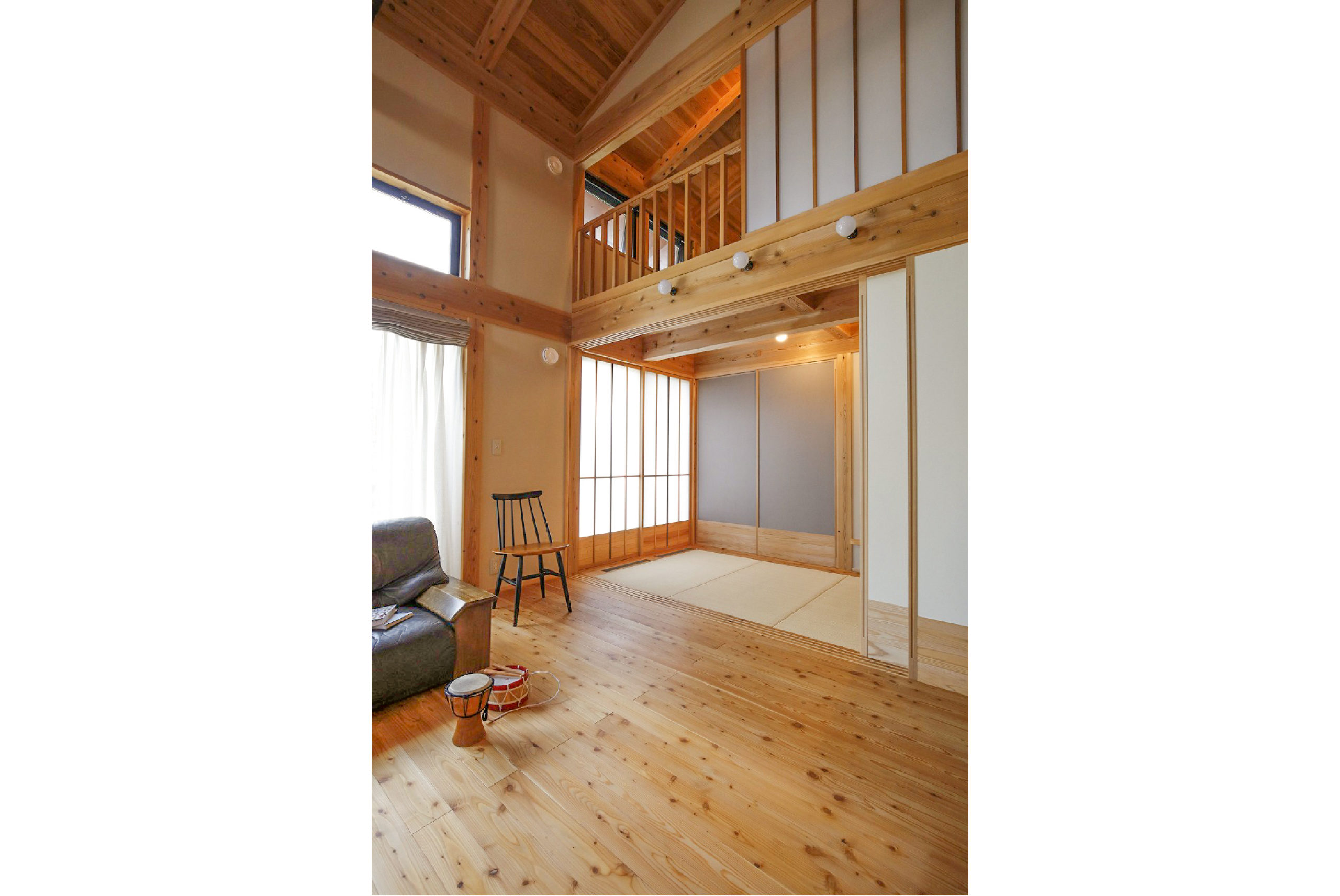 あたたかい無垢の床のリビングとつながる畳コーナーなら埼玉県本庄市の小林建設