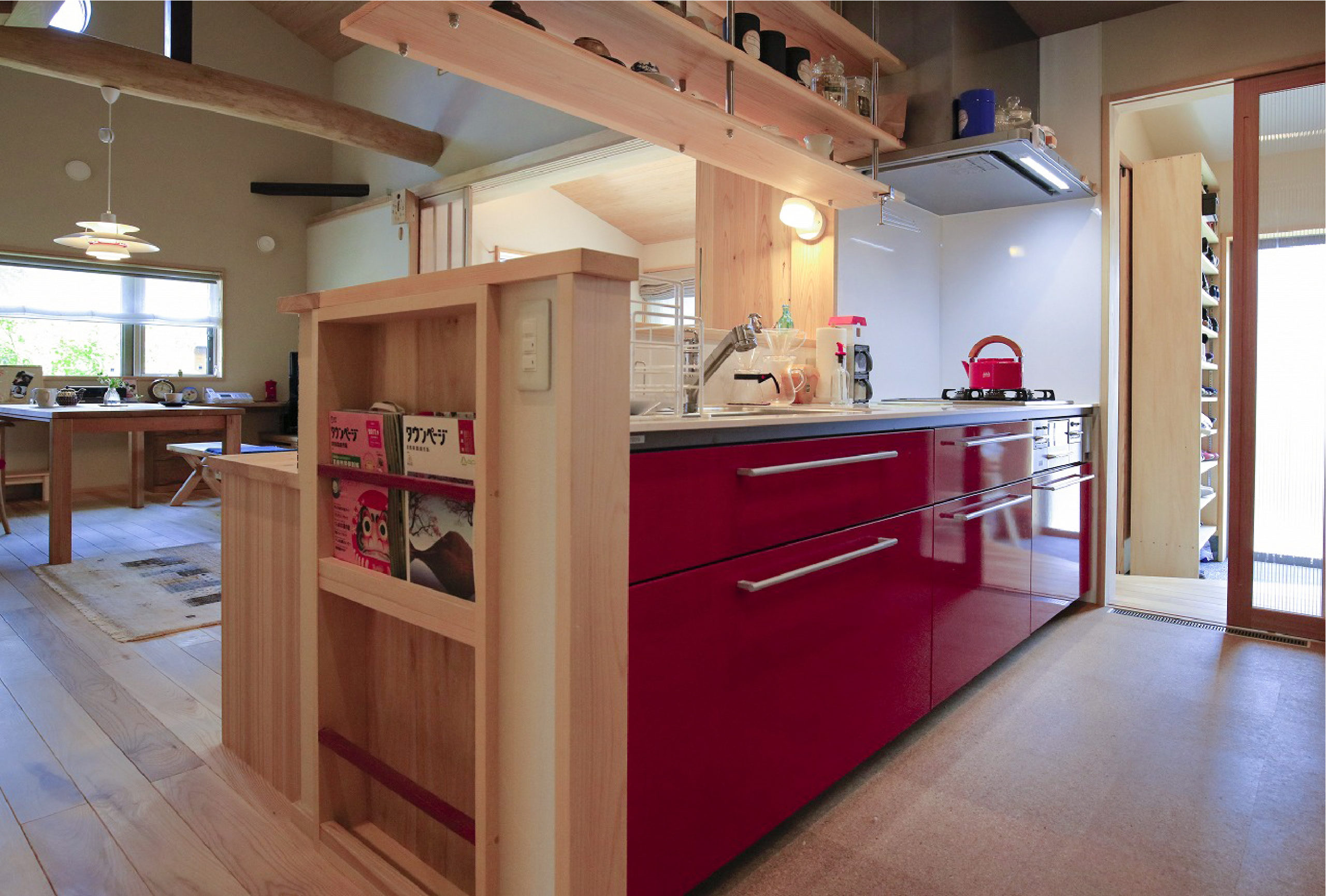 使い勝手の良い造作の棚と吊戸棚があるキッチンなら埼玉県本庄市の小林建設