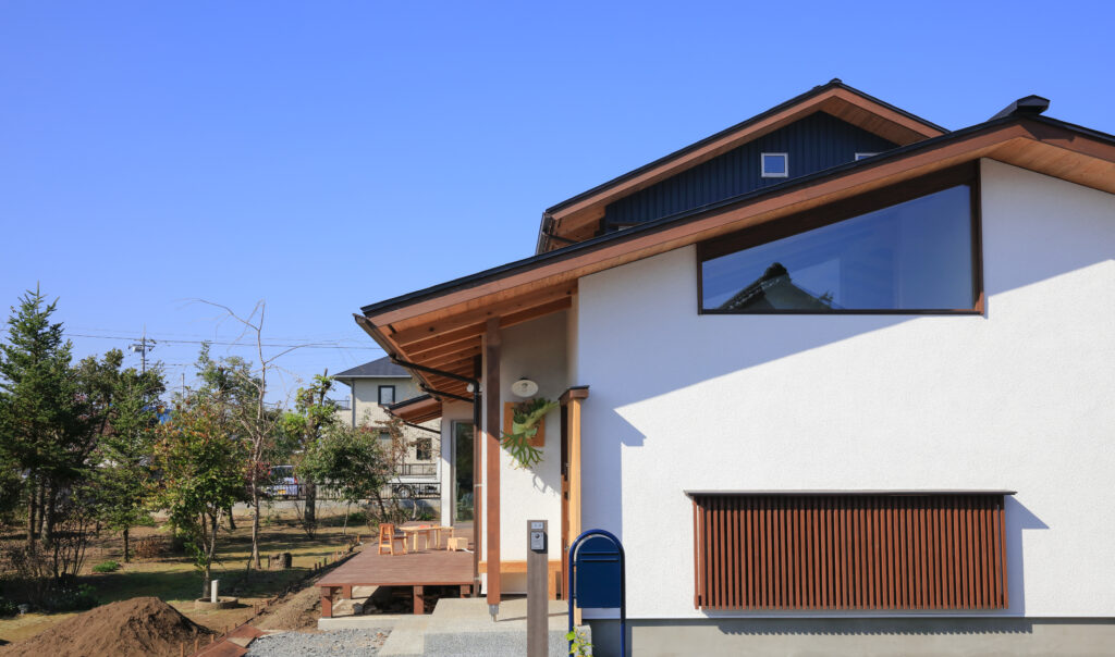 陽の栖小林建設が埼玉県本庄市に建てた自然素材の新築注文住宅の外観窓イメージ写真