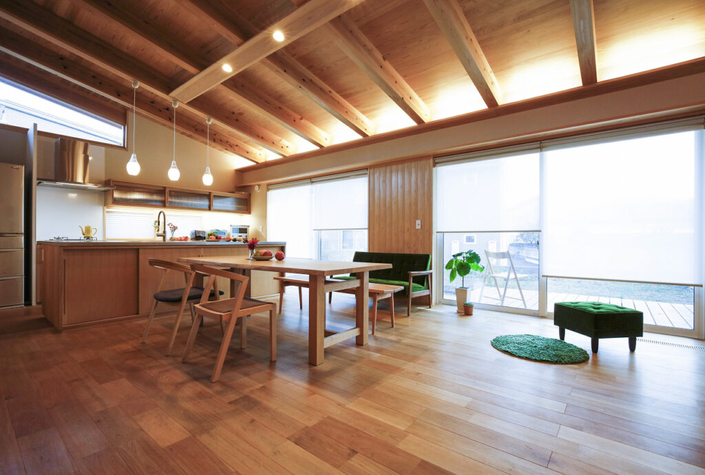 陽の栖小林建設が群馬県太田市新田嘉祢町に建てた新築注文住宅のダイニングイメージ写真