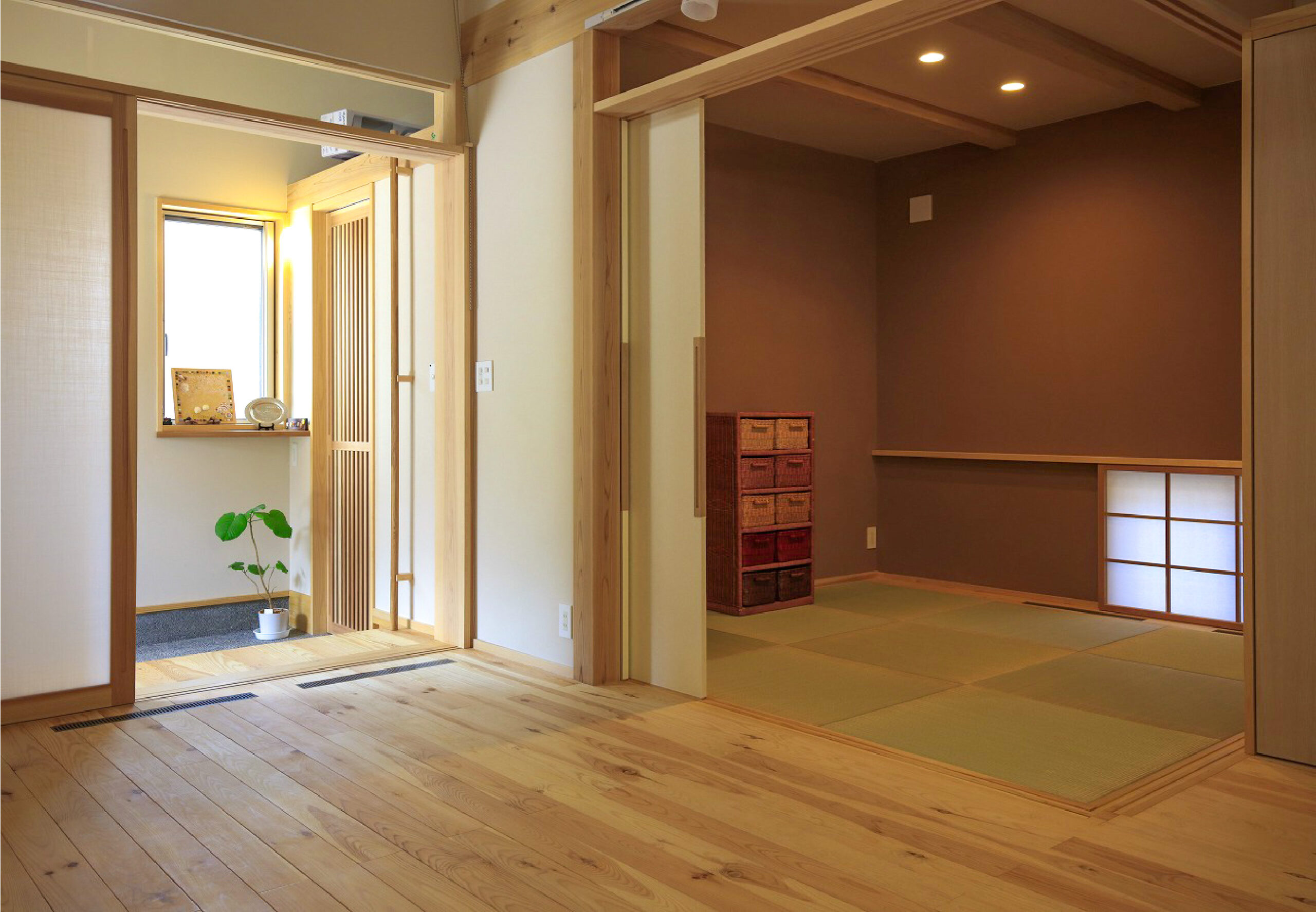 窓の位置を工夫して落ち着きのある仕上がりの玄関近くの和室なら埼玉県本庄市の小林建設