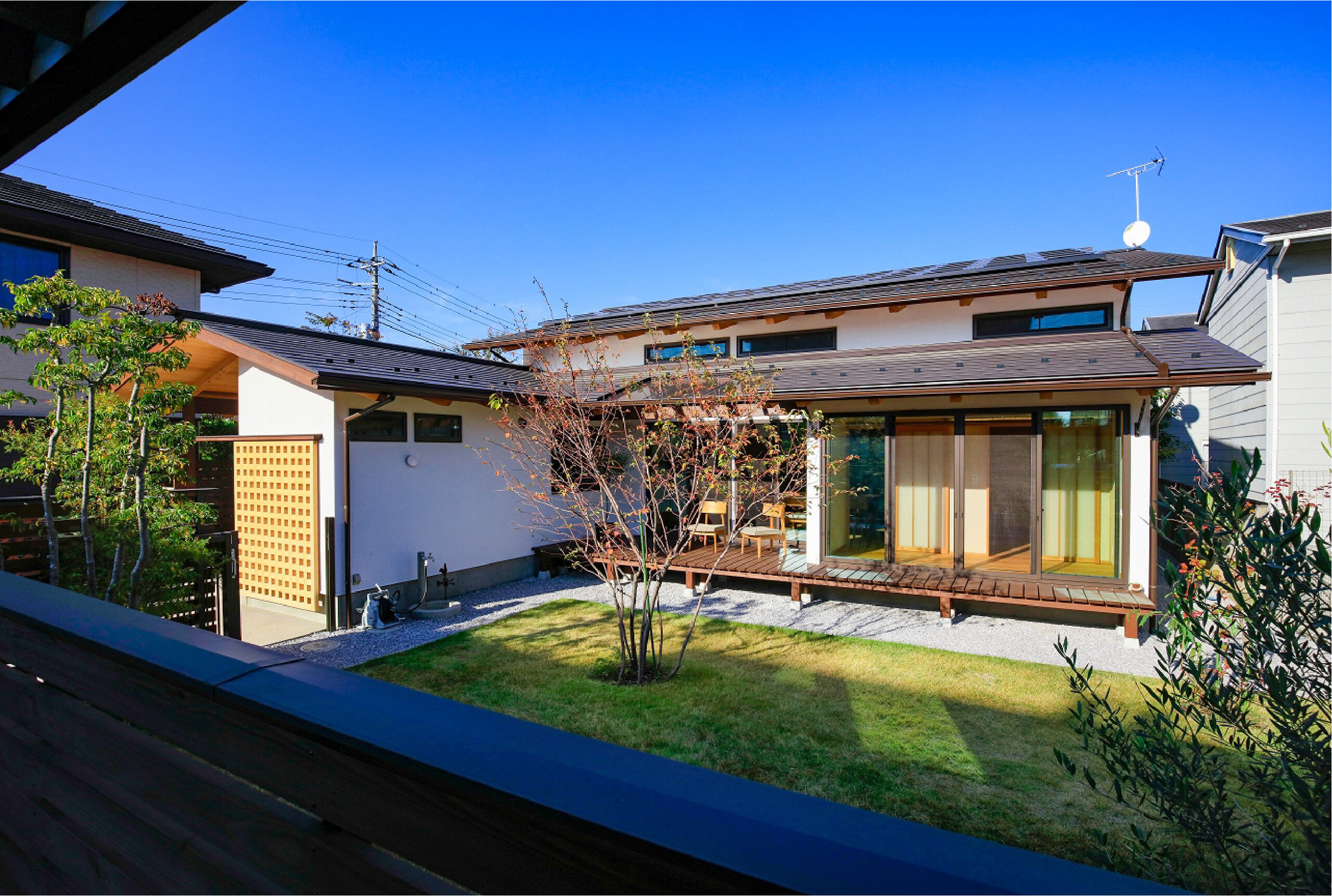 陽を十分に取りこむ窓とウッドデッキが広がる外観なら埼玉県本庄市の小林建設