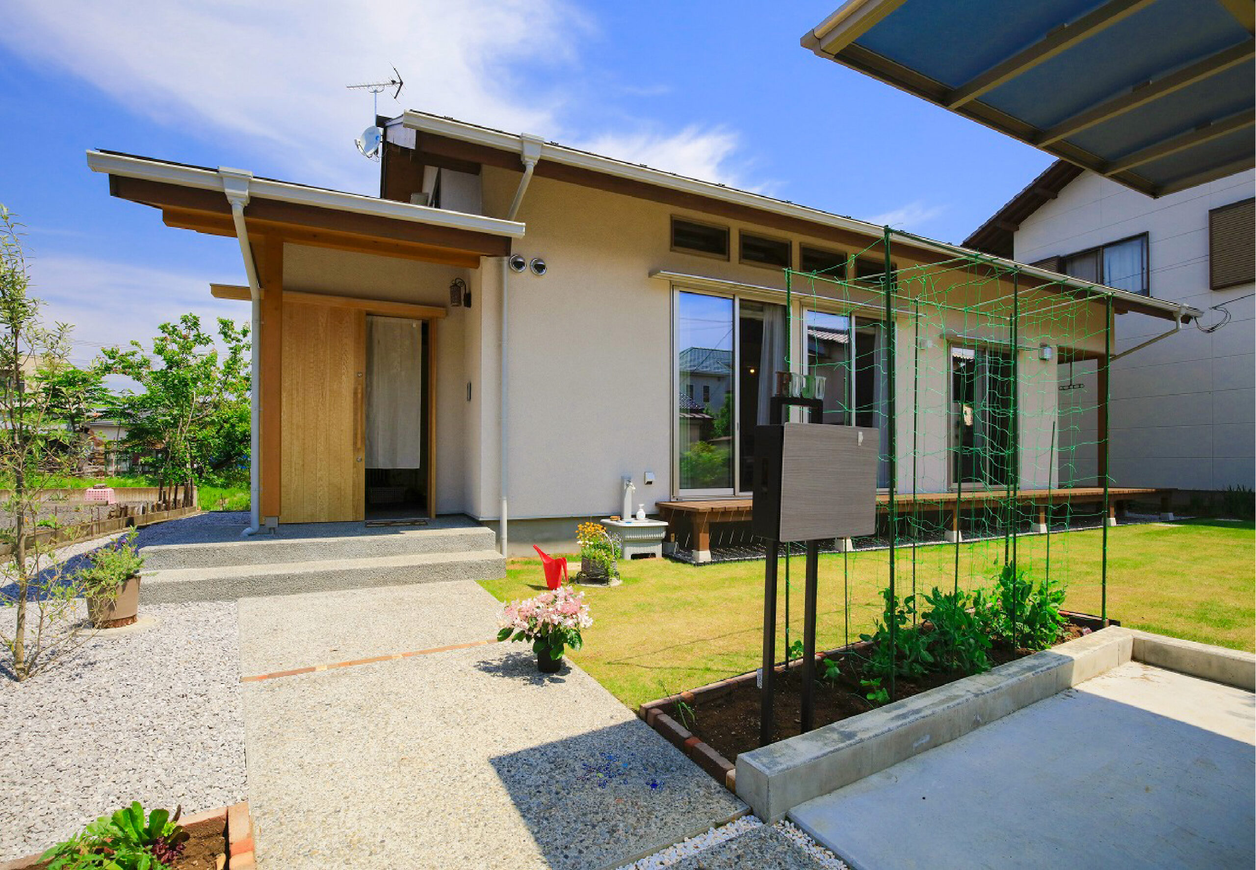 家と駐車場をつなぐ豆砂利洗い出し仕上げのアプローチなら埼玉県本庄市の小林建設